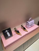 独家新款上架 YSL 圣罗兰 SS2024夏季方头金属字母装饰高跟新品 走秀款高跟凉鞋2024全新春夏系列后带方扣高跟凉鞋 ！ 尖头高跟拖鞋淡淡的夏日里怎么少得