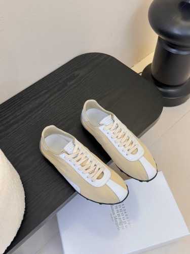 延续品牌独具辨识度的解构主义美学，Maison Margiela 2025春夏系列新款上架！新款Sprinters运动鞋轮廓采用做旧感尼龙与复古处理麂皮制成，灵