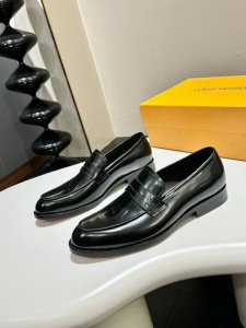 l.V~高端男士正装休闲皮鞋，经典款，高端大气，进口牛皮打造，小牛皮透气内里，真皮大底，顶级品质！ Size：39-44 38.45.46定做