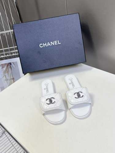 Chanel香奈儿春夏最新款双C拖鞋 完全原版一比一复刻打造 版型超级正 最新时尚的设计 火遍全网的拖鞋 上脚又酷又时髦 独特设计最为抢眼吸晴 上脚还很好的修饰