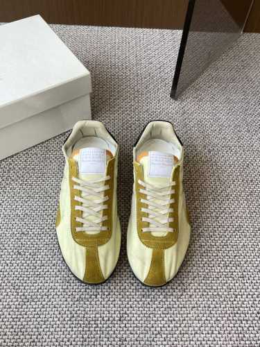 Maison Margiela 25Ss春夏新款 Mm6马吉拉 Sprinters运动鞋 新款Sprinters运动鞋轮廓采用做旧感尼龙与复古处理麂皮制成 灵感
