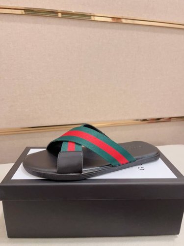工厂P价 Gucci古奇拖鞋 男鞋高端品牌 官网1:1最新力作：原版开模定制，面料釆用进口原版材料制作，升级版大底，更轻便，防滑。市场顶级品质，简单不失品味，潮