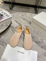 The Row春夏新品网纱平底凉鞋 小红书超级种草款 鞋柜必备单品 秉持着品牌的属性 没有花里胡俏的设计 主打就是简洁舒适 进口双层纱网+水染小牛皮垫脚+意大利