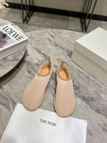 The Row春夏新品网纱平底凉鞋 小红书超级种草款 鞋柜必备单品 秉持着品牌的属性 没有花里胡俏的设计 主打就是简洁舒适 进口双层纱网+水染小牛皮垫脚+意大利
