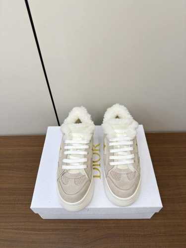 Dior迪奥新款发泡底厚底休闲鞋羊毛款 太古汇RMB8230购入开发 这款Dior Star运动鞋延续经久不衰的轮廓，采用牛皮革精心制作，所以上脚会特别的舒服哦
