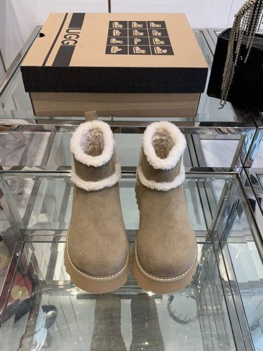 UGG 油叽叽厚底迷你5公分时尚雪地靴，不失违和感的大头鞋头，小香风的小羊羔卷毛配上加厚大底，时尚感妥妥的。面料：高丝光牛反绒，全羊毛里，发泡大底 码数：35-