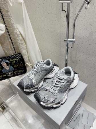 情侣款 Balenciaga巴黎世家最新订书机 老爹鞋 情侣款 休闲这双鞋特点可以用三个关键词概括：复古，阔型，老爹鞋 配送专柜精美包装 面料：原版定制进口科技 - 点击图像关闭