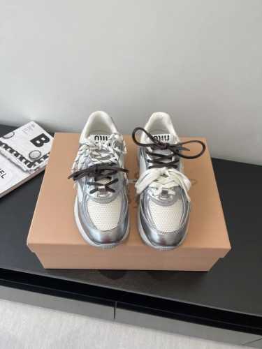 Miumiu 缪缪 25Ss New Arrival 2025走秀新款 复古做旧阿甘德训鞋厚底休闲运动鞋 这款系带休闲运动鞋妥妥的美式复古风格 上脚超级好看舒适