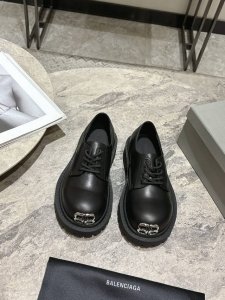 balenciaga 巴黎世家 新款 Stomper Derby 大头德比鞋 这双鞋简直是今年潮流圈的黑马，夸张的大头设计，让人一眼就爱上！ 第一眼看到它，就被