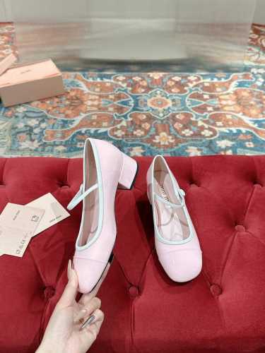 Miu Miu 缪缪 25 早春新品 专柜主打最新走秀款 珍珠扣复古玛丽珍粗跟单鞋缪家高货 顶级工艺打造精品质感 无敌舒适 绝对是一见钟情款！时尚百搭，人手必备