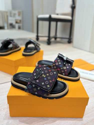 出厂 方块链条小包 Lv 2025春夏新品 专柜Lv驴牌爆款 浮雕Logo 压花 凉拖鞋 本款 Pool Pillow Comfort 平底凉拖取材科技织物，以