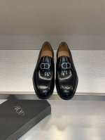 Dio*家Cd男士真皮大底皮鞋乐福鞋 这款Cd乐福鞋体现了品牌于随性中流露的优雅气质。采用抛光牛皮、牛漆皮精心制作，点缀以金属马衔扣和 Cd 标志，材质柔软以布