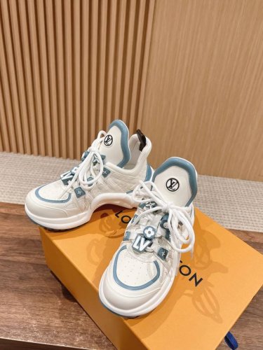 橙子出厂价p louis Vuitton 路易威登 Lv新配色 休闲老爹鞋 弓形运动鞋 饰扣款# 不断的新品系列加入了更多配色细节 少女心爆棚 尽显青春活力 日