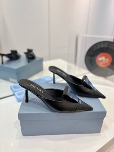 工厂价 Prada 普拉达 2024 专柜走秀款尖头凉鞋 对折舌 高跟 早春走秀款！ 鞋面：高定制开边珠面料 内里：进口水染羊皮 大底：原版意大利真皮大底 跟高
