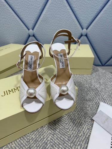 Jimmy Choo 吉米周 是一个非常全面之尊贵时尚生活品牌 香港,美国等大时尚博主及明星的同款表带女士短靴系列 澳大利亚尖头 圆头系列 简直是美上天了 爱上