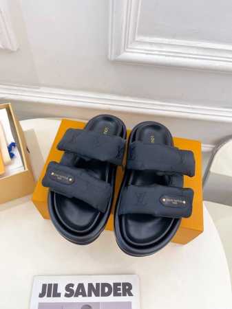 橙子出厂价P Lv 路易威登 春夏新品 魔术贴面包拖鞋 羽绒拖鞋 休闲凉拖 情侣款 Bs代购级别！高级感十足！国内外博主刷爆的一款，复古又时髦 上脚美炸了！官网 - 点击图像关闭