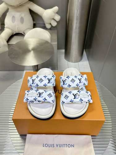 路易威登新款情侣码泡泡拖鞋 脚感真的好舒服 脚感跟以往的枕头鞋完全不一样 包覆感超好超软 感觉脚脚被保护得好好 神了吧简直 Size 35-45 男45定做不退