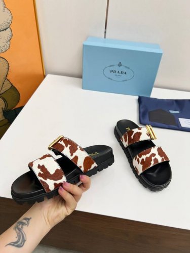 市场顶级版 ss prada普拉达三角标奶牛配色牛皮 顶级品质 集优雅知性复古可爱于一身 鞋面 原版马毛牛皮 内里 牛皮里 原版 意大利发泡大底 30色供应 s