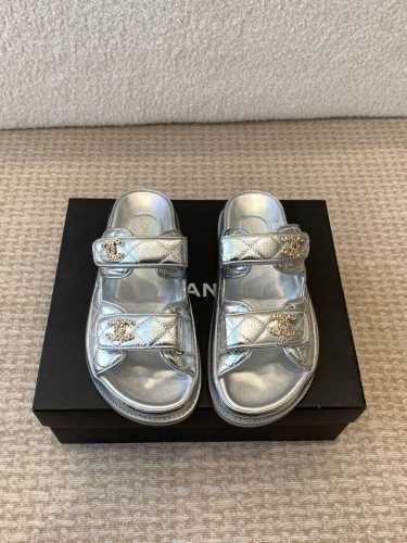 拖鞋 凉鞋CHANEL 25ss 春夏沙滩拖鞋 凉鞋 系列 香奈儿 国内国外专柜断货王，找遍国内专柜心心念念终于到手第一眼开箱看到实物让我太惊讶了，太喜欢了呼吁