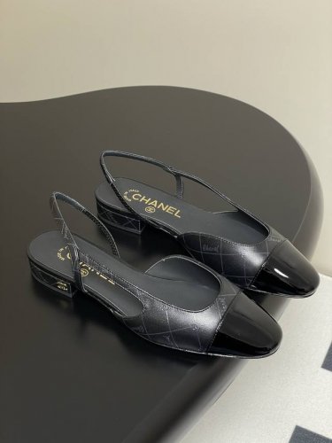 Logo滴胶 25Fw新款Chanel小香最新滴胶后空Sling-Back凉鞋平底 粗跟 sling-Back于1957年问世,之后Two-Tone设计成为Ch
