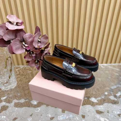 顶级版本 MiuMiu 2024新款复古乐福鞋上脚随意搭配都非常好看，年度必入款！ 秋冬最新走秀款运动乐福鞋国内外博主刷爆的一款，小红书种草系列，复古又时髦上脚