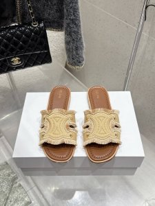 celine 塞琳 2025Ss 春夏新款拖鞋 凯旋门英伦风平底微标拖鞋 简约大气时髦 耐看不过时 是时尚圈永不退潮的经典所在，复古的英伦风格，让你穿出不一样的