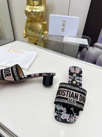 dior迪奥最新火爆款 一款春新品 这款中跟真丝锻面+3D电秀鞋 绽现现代的设计理念 怎么搭配怎么好看 上脚舒适 码数35-40 41 42定做 出厂价pp象胶 - 点击图像关闭