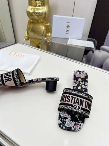 dior迪奥最新火爆款 一款春新品 这款中跟真丝锻面+3D电秀鞋 绽现现代的设计理念 怎么搭配怎么好看 上脚舒适 码数35-40 41 42定做 出厂价pp象胶