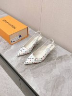 430 Louis Vuitton 路易威登春夏玛丽珍猫跟时装尖头鞋 春夏秀场出镜率最高的一款单品 超多名模上脚 简约大方非常百搭 鞋面采用原版牛皮； 全皮包裸
