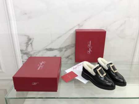 光扣 钻扣 RV羊毛里乐福鞋 Roger vivier乐福鞋刘雯、唐嫣、欧阳娜娜等众明星同款，设计上依旧是Rv经典大扣，无论搭配裙装裤装 都是帅气不失优雅 鞋面 - 点击图像关闭