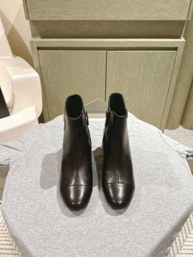 CHANE 小香家早秋短靴上新 完全原版一比一复刻打造 版型超级正 最新时尚的设计 火遍全网的靴子，上脚又酷又时髦 靴筒处独特设计最为抢眼吸晴 上脚还很好的修饰