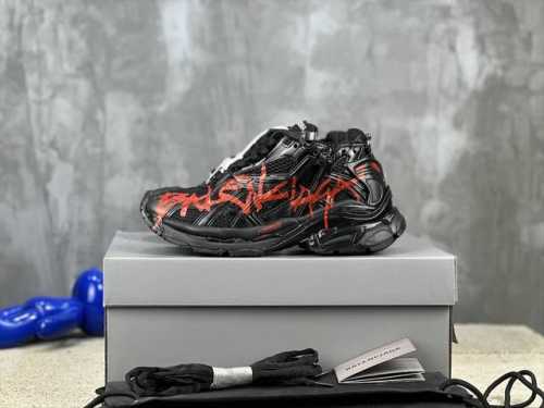 490 400 現貨 巴黎世家7.5代 新款Balenciaga 巴黎世家-Runner、是通过溢胶、做旧、缝线等细节，展示了设计师 Demna 的运动鞋风格，
