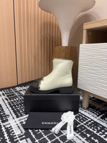 24Fw新款Chane*小香徽章带短靴 最新火爆徽章饰带走秀系列，上脚太好看了，精致高级手工坊工艺，鞋带饰以山茶花 双C 宝石等徽章，呈现纤细精巧的设计！ 鞋面