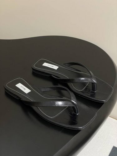 toteme 25S春夏新款石头纹平底方头夹趾拖鞋 极简风人字拖鞋 这双真的爱了爱了 极简风又带时髦 必入的一双单品 我爱了上脚百搭随性！ 鞋面：原版定制小牛皮