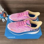 顶级Hoka One One Clifton 9 粉紫蓝 克里夫顿系列 鞋面:采用轻盈透气的针织网面和纱线，增强鞋面的强度和支撑性能 搭配柔软的鞋舌 让双脚在舒