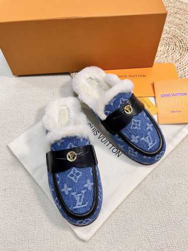 路易威登lv louis vuott on fw24 new arrival～秋冬最新款毛毛拖鞋～ 这双毛拖也是好好看！皮质的就是非常高级呀！！搭配秋冬的牛仔短