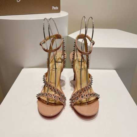 顶级版 Christianlouboutin路铂廷 Cl斜带铆钉平底凉鞋 全原版一比一开模定制，铆钉面里都是同色，非凡订制，绝非凡品！ 面料：原版同色柳钉，原版 - 点击图像关闭