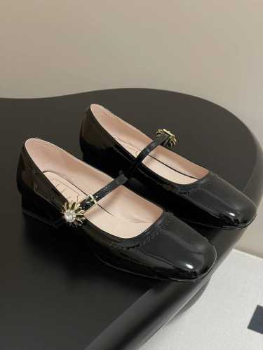 顶级品质 25Ss早春新款Roger Vivier Rv花朵钻扣玛丽珍单鞋小雏菊钻扣高跟鞋漆皮芭蕾舞鞋 Tres Vivier漆皮玛丽珍鞋 系列重新诠释经典鞋履