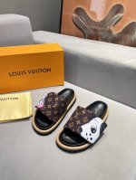 louis Vuitton路易威登春夏新款拖鞋火爆上市 1:1高级定制 秒杀一切仿品 原版开模Logo装饰 既时尚又美观 面料:进口数码印花 内里羊皮 精美原版