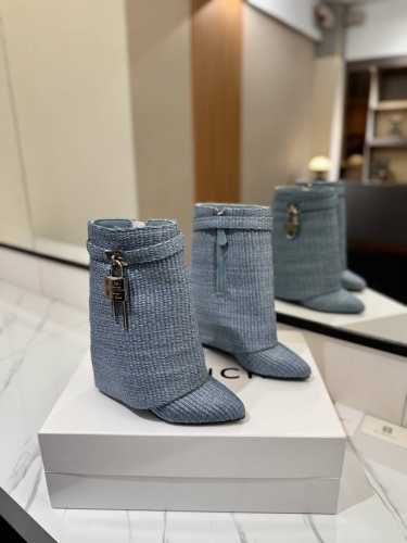 专柜正品级定制版本 GIVENCHY0 新款高跟长靴，市面最高版本 纪梵希 锁扣 风靡整个时尚圈 原版开发鞋型超级正 最高还原度鞋型 包裹性非常好 显瘦 显高级