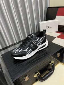 出厂价Pp： 迪奥Dior 新款休闲鞋，必爆款 ，采用潮流时尚鞋 最新爆款鞋面采用进口牛皮+专用印花面料拼接设计 ，羊皮垫脚，舒服橡胶大底 上脚轻巧舒适 实物更