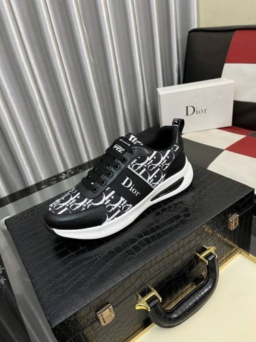 出厂价Pp： 迪奥Dior 新款休闲鞋，必爆款 ，采用潮流时尚鞋 最新爆款鞋面采用进口牛皮+专用印花面料拼接设计 ，羊皮垫脚，舒服橡胶大底 上脚轻巧舒适 实物更