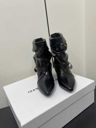 Isabel Marant 2024 ｜秋冬秀款褶皱织皮短靴 秋季秀场不断重复出现的流苏、皮革等元素带给人浓浓的都市猎人的感觉 法国时髦品牌 独特设计风格织皮靴 - 点击图像关闭