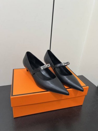 Hermes 爱马仕 25Ss早春新款 尖头凯丽扣 高跟鞋 经典的尖头版型 搭配极具辨识度的马家五金扣 上脚超级百搭好看时髦 超多明星网红种草 春夏必备 随意舒