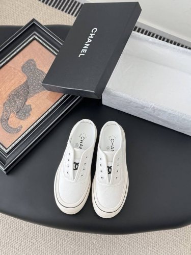 Chanel 25C隐藏款休闲小白鞋 vintage感满满 中古复刻款Get啦 小白鞋适配春夏 黑白拼接就很Chanel 配合袜子就很复古学院的感觉 size: