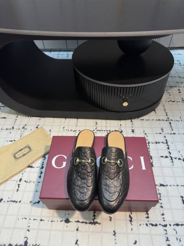 gucci经典款马衔扣拖鞋 不仅款式经典 而且2025年最新颜色简直太美了 从清新的粉色到经典的黑白 每一款都散发着独特的魅力 让我每天都纠结要穿哪一双出门 这