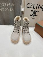高版本出厂 皮里 毛里 Loropiana LP诺悠翩雅24ss秋冬新款 Lakeside 绑带羊毛短靴雪地靴 这款短靴采用头层牛皮制成，十分耐用且柔软，上脚非