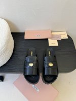 缪 缪 新款拖鞋系列上新 ★★★★★ 舒适度与时髦度并存的开挂全新系列，设计搭配，简约大方，百搭时尚！ 鞋面：原版定制材料牛皮 内里: 原版定制牛绒 大底：原版