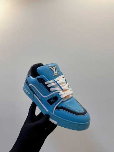 钉钉款 LV Trainer Sneaker 一如继往的给足安全感，实物比图片更好看更精致！梦中情鞋击败～99% 多巴胺百搭，糖果色系真的好甜 元气度满满的 奢