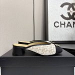经典永流传！Chanel香奈儿这款穆勒鞋半拖鞋，标志性双C Logo 闪耀夺目，辨识度拉满。鞋面材质独特，透明网纱与粗花呢尽显优雅质感。简约方头搭配利落粗跟，舒